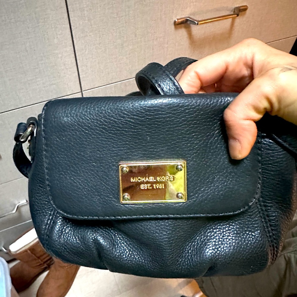 Small Micheal Kors cross body purse